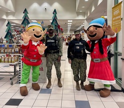 NEX patrons surprised and delighted during Navy Blue Holiday season [Image 5 of 9]