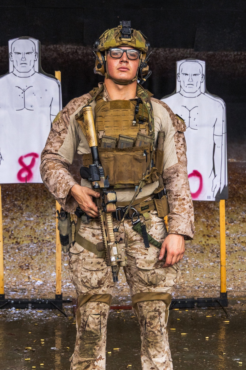 Reconnaissance Marines with the 24th Marine Expeditionary Unit conduct pistol shooting drills