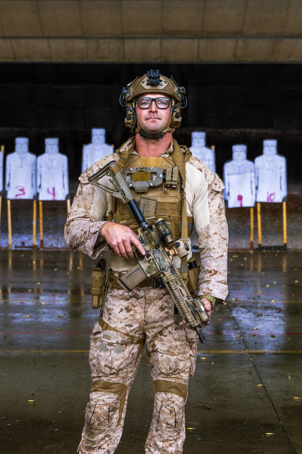 Reconnaissance Marines with the 24th Marine Expeditionary Unit conduct pistol and rifle shooting drills as a part of a modified qualification for Close Quarters Tactics training.