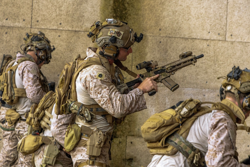 Reconnaissance Marines with the 24th Marine Expeditionary Unit conduct pistol and rifle shooting drills as a part of a modified qualification for Close Quarters Tactics training.