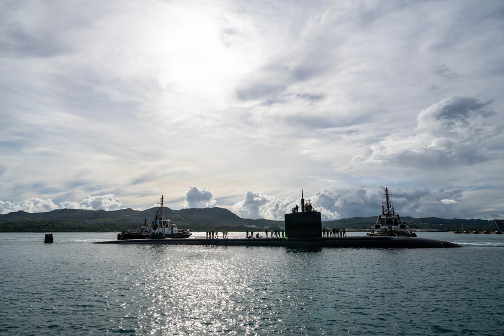 USS Greeneville (SSN 772) arrives in Guam