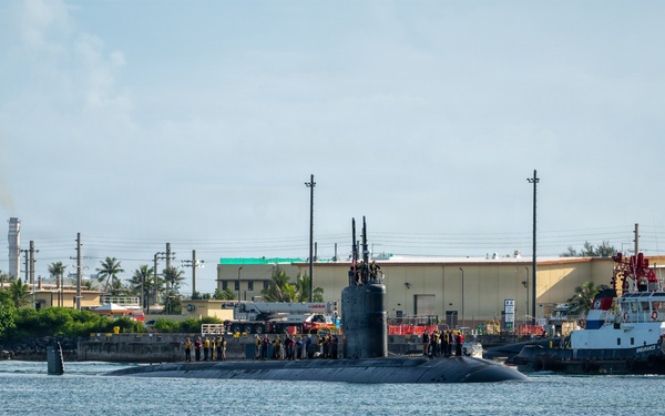 USS Tucson (SSN 770) arrives in Guam