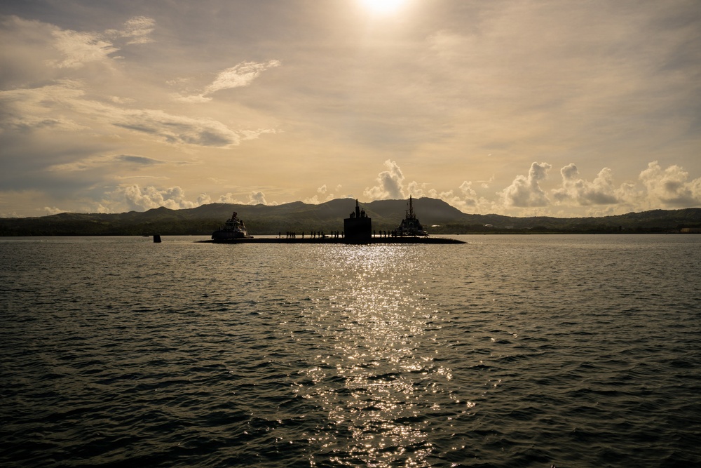 USS Tucson (SSN 770) arrives in Guam