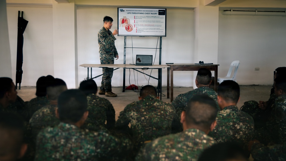 MRF-SEA, Philippine Marines Conduct TCCC Medical Exchange