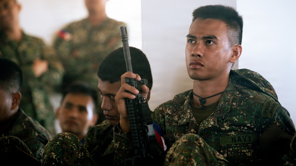 MRF-SEA, Philippine Marines Conduct TCCC Medical Exchange