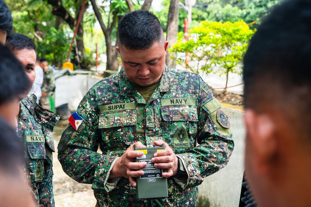 MRF-SEA Marines, Philippine Marines Conduct CBRN Subject matter expert exchange