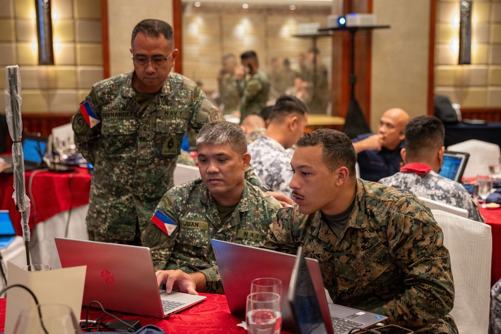 MRF-SEA Marines and Philippine service members conduct Tactical Assault Kit Training