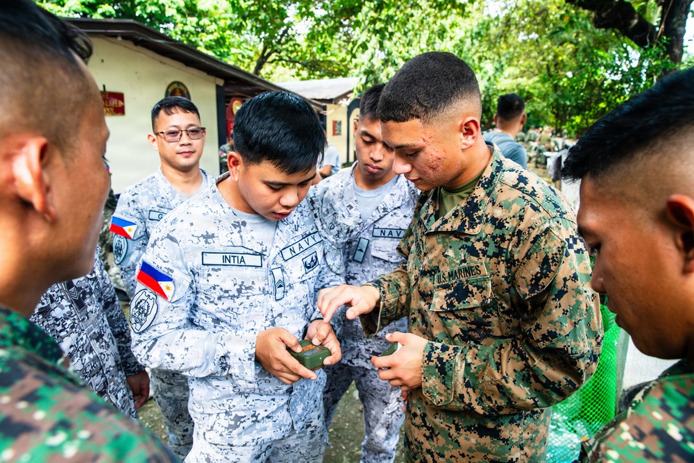 MRF-SEA Marines, Philippine Marines Conduct CBRN Subject matter expert exchange
