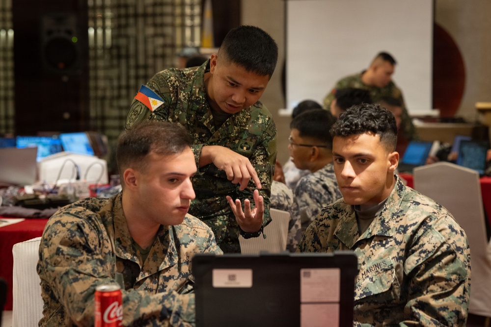 MRF-SEA Marines and Philippine service members conduct Tactical Assault Kit Training