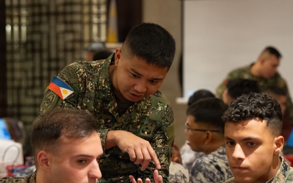MRF-SEA Marines and Philippine service members conduct Tactical Assault Kit Training