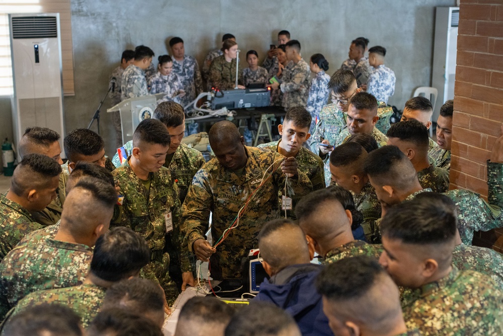 U.S. Marines, Sailors, Philippine Service Members Conduct En route Care Training