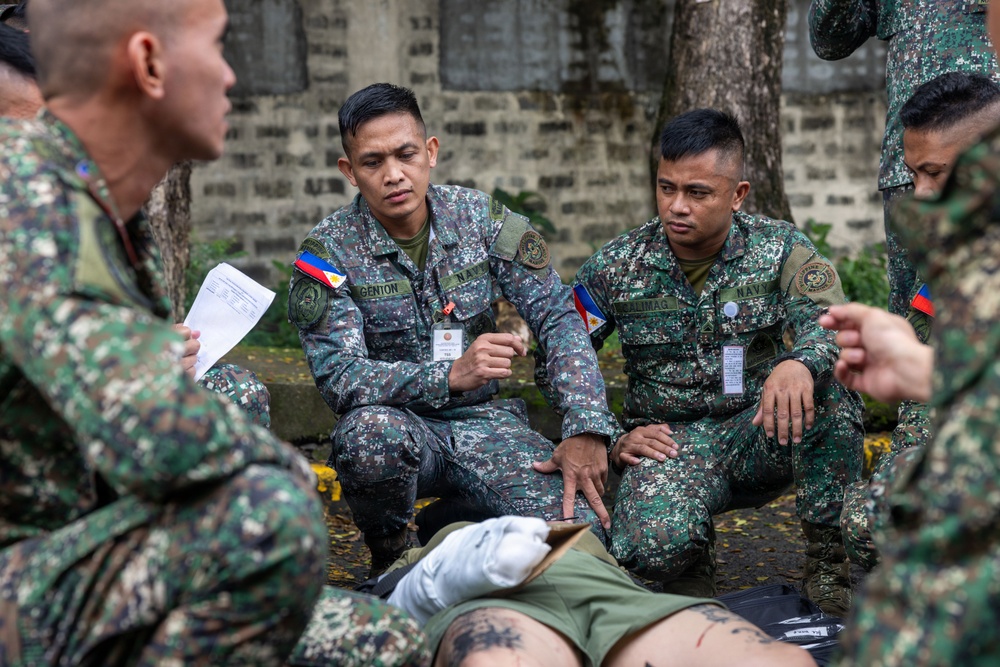 U.S. Marines, Sailors, Philippine Service Members Conduct En route Care Training
