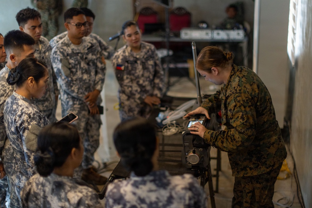 U.S. Marines, Sailors, Philippine Service Members Conduct En route Care Training