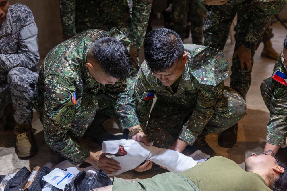 U.S. Marines, Sailors, Philippine Service Members Conduct En route Care Training