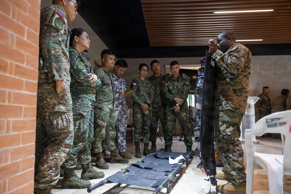 U.S. Marines, Sailors, Philippine Service Members Conduct En route Care Training