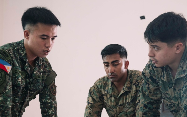 MRF-SEA Marines, Philippine Marines conduct Intelligence Subject Matter Expert Exchange