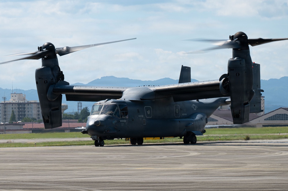 374 LRS conducts Yokota’s first successful CV-22 hot-pit refuel