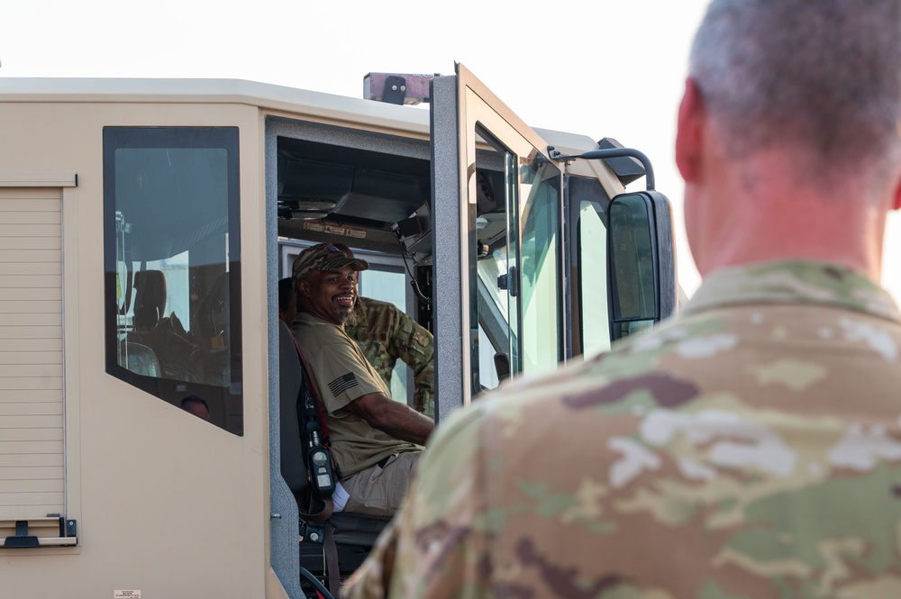 USO Holiday Tour performers visit service members