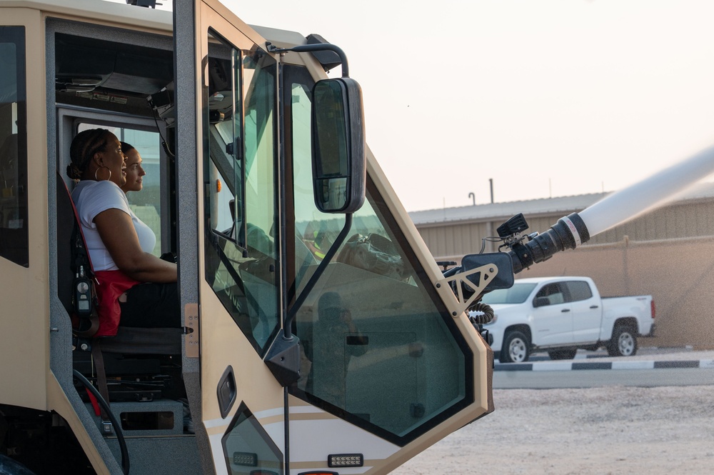 USO Holiday Tour performers visit service members