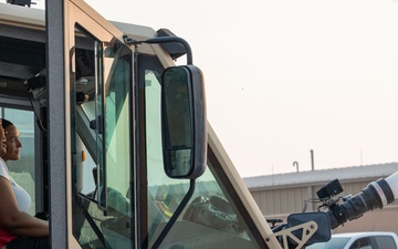 USO Holiday Tour performers visit service members