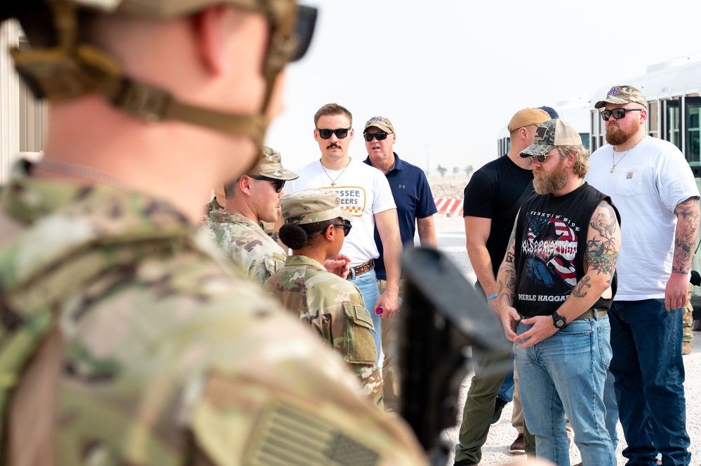 USO Holiday Tour performers visit service members