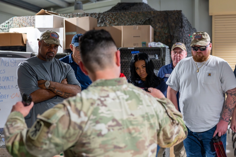 USO Holiday Tour performers visit service members