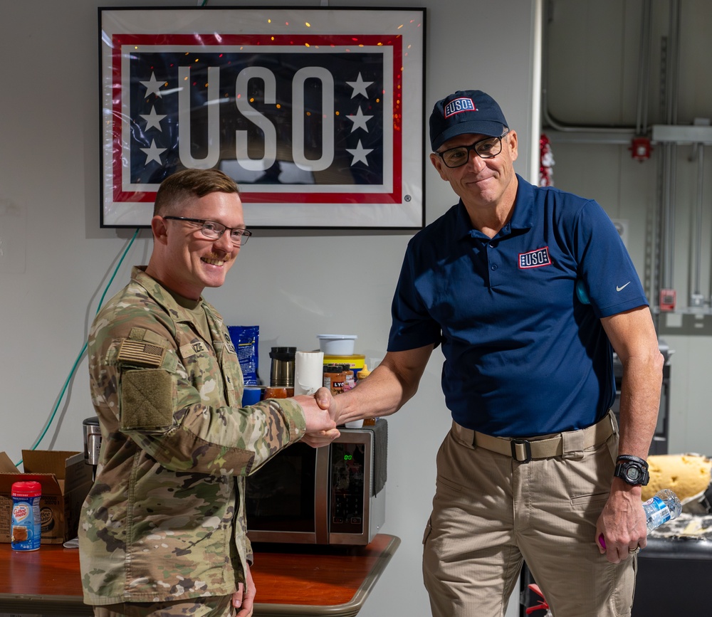 USO Holiday Tour performers visit service members