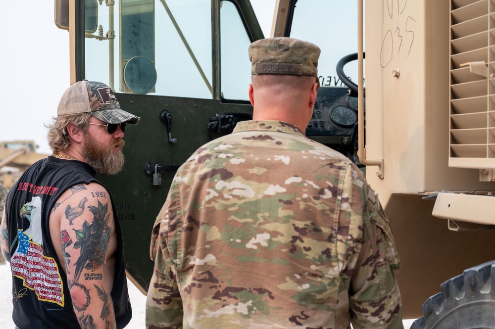 USO Holiday Tour performers visit service members