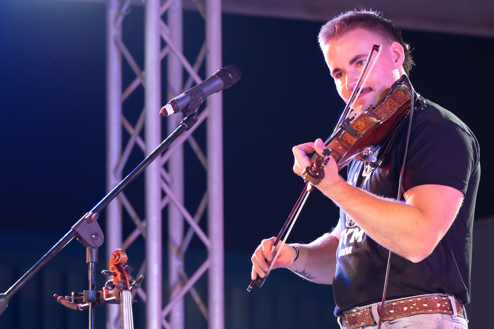 USO Holiday Tour brings morale to deployed members