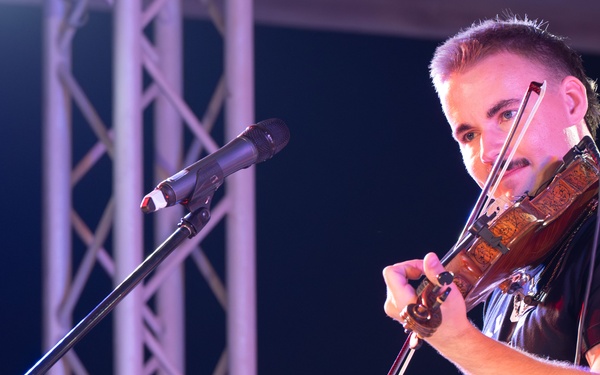 USO Holiday Tour brings morale to deployed members