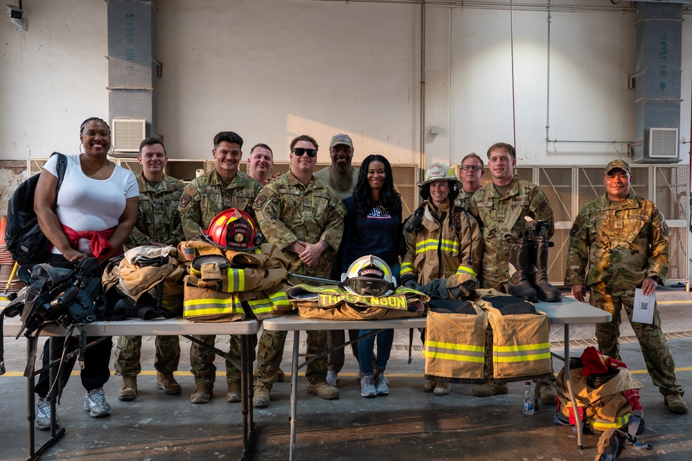 USO Holiday Tour performers visit service members