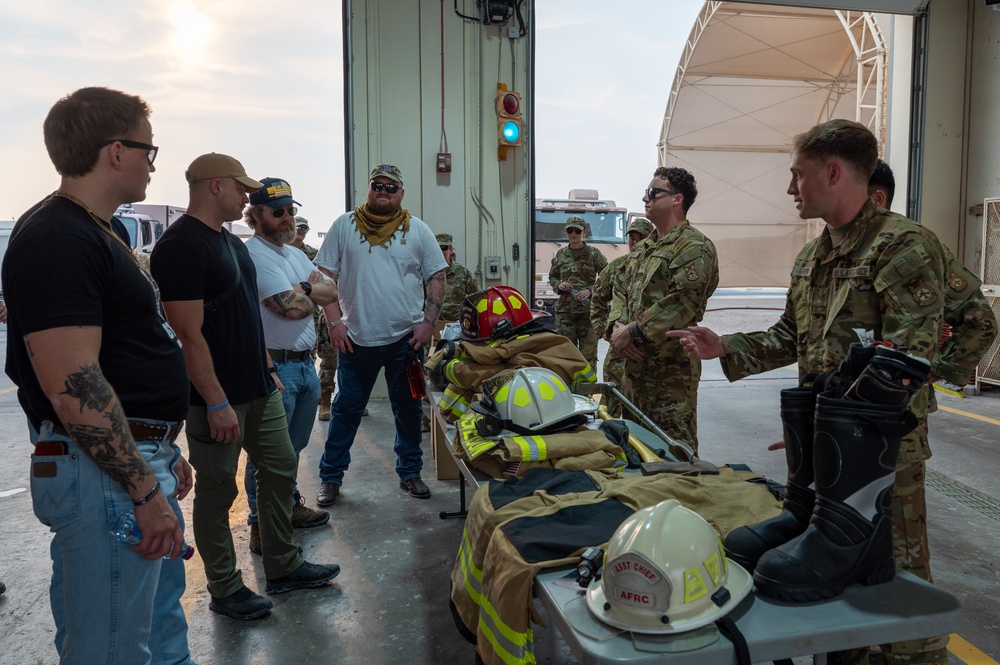 USO Holiday Tour performers visit service members