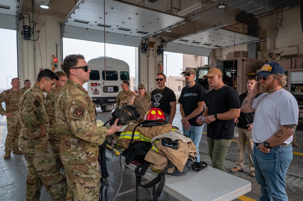 USO Holiday Tour performers visit service members