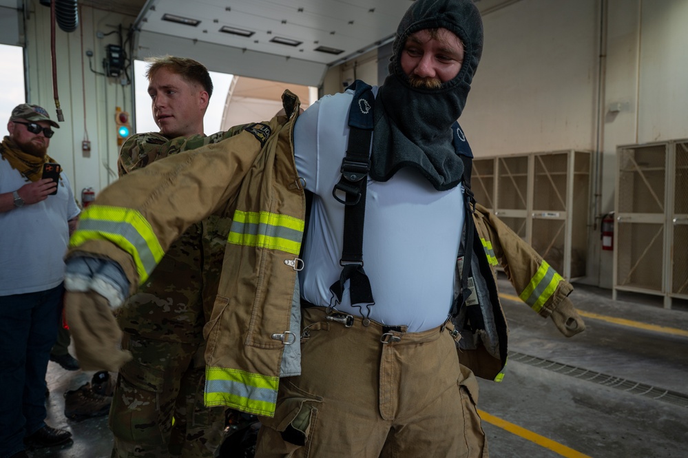 USO Holiday Tour performers visit service members