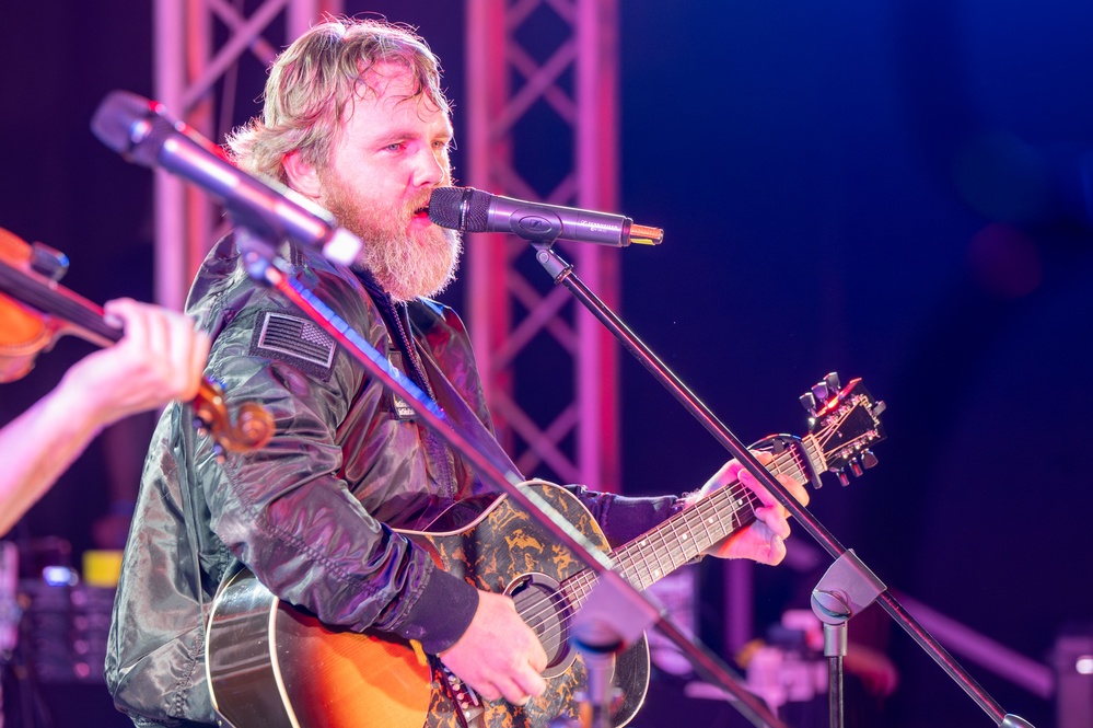 USO Holiday Tour brings morale to deployed members