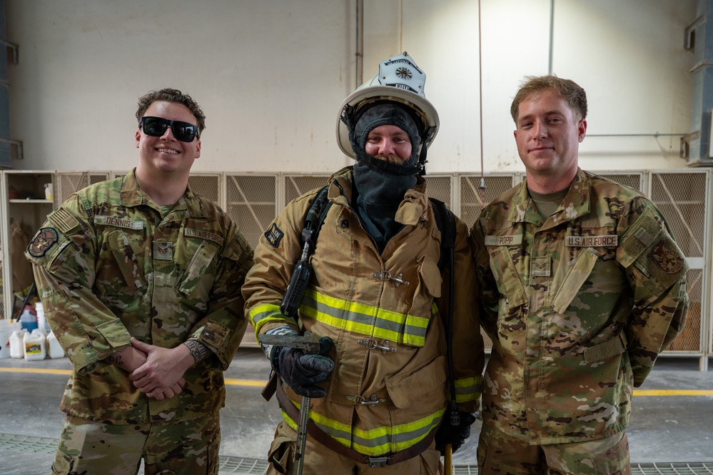 USO Holiday Tour performers visit service members