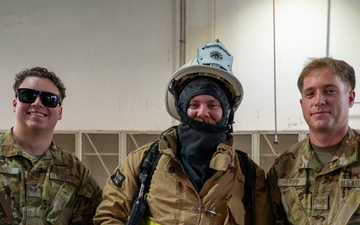 USO Holiday Tour performers visit service members