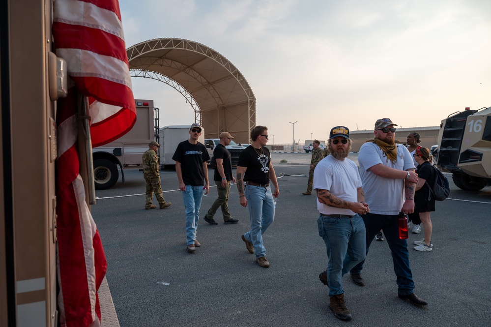 USO Holiday Tour performers visit service members