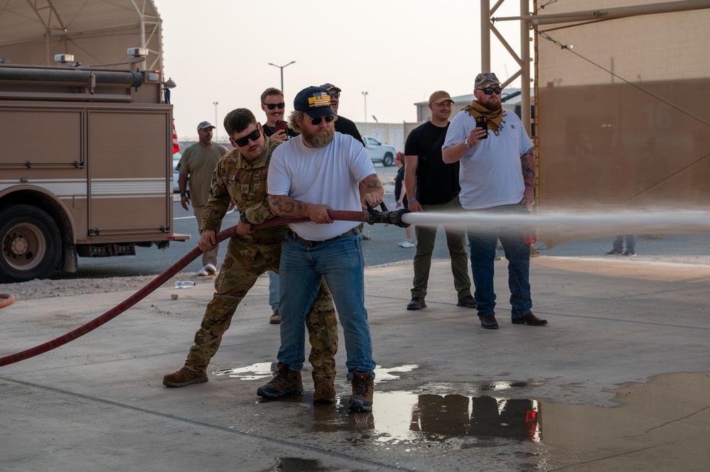 USO Holiday Tour performers visit service members