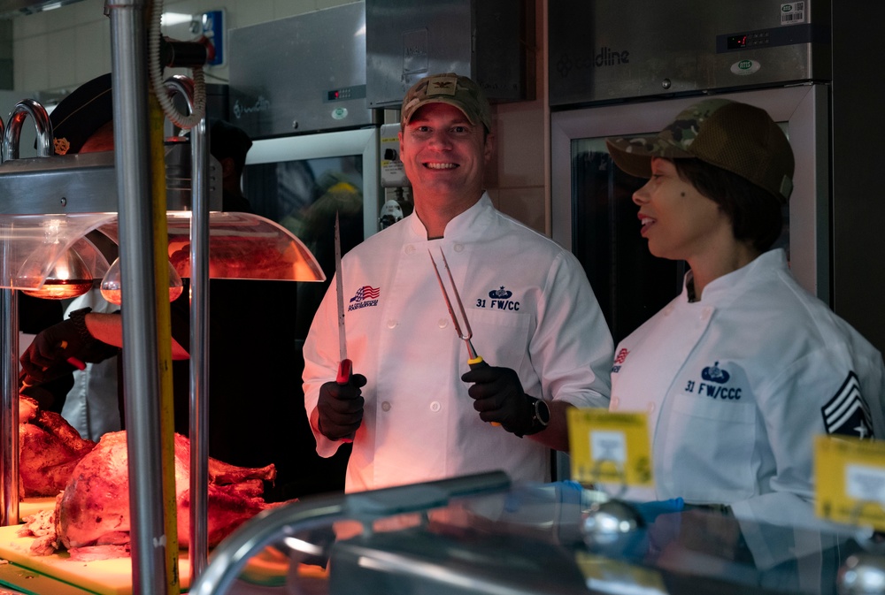 Aviano leadership serves Thanksgiving lunch