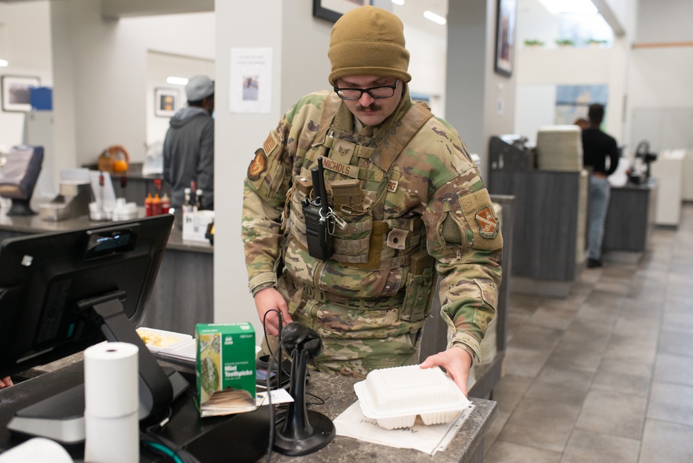 Andrews’ leaders serve Thanksgiving meals to base personnel