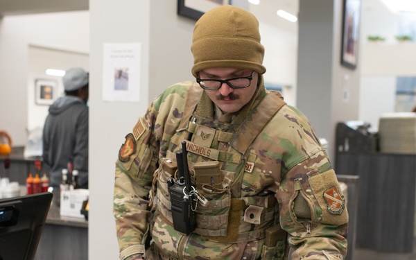 Andrews’ leaders serve Thanksgiving meals to base personnel