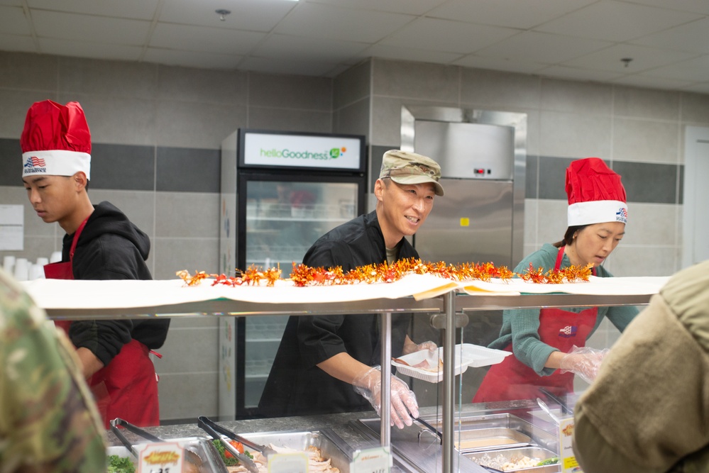 Andrews’ leaders serve Thanksgiving meals to base personnel