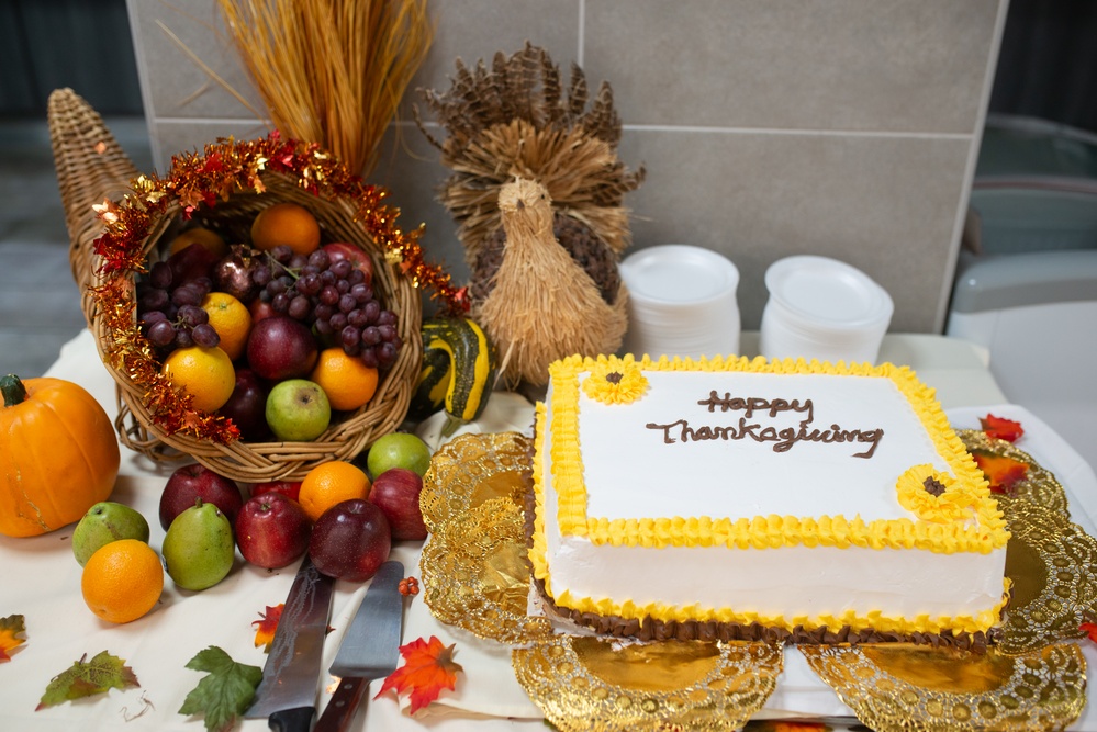 Andrews’ leaders serve Thanksgiving meals to base personnel