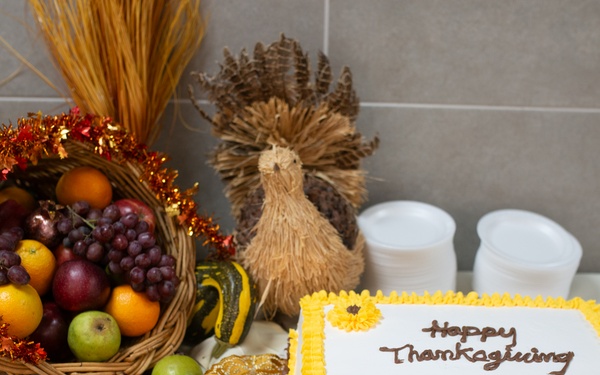 Andrews’ leaders serve Thanksgiving meals to base personnel