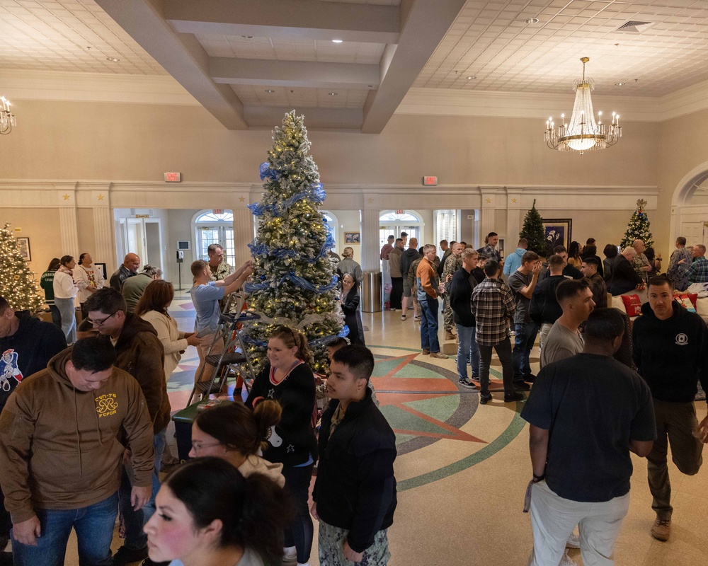 Service Members, Families Decorate Holiday Trees at Mustin Beach Club