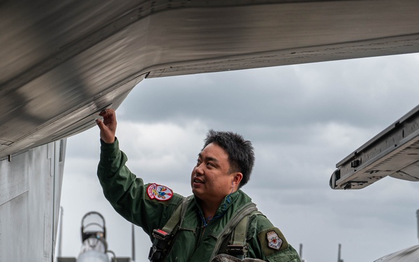 U.S. and Japan sister flights team up for bilateral flight