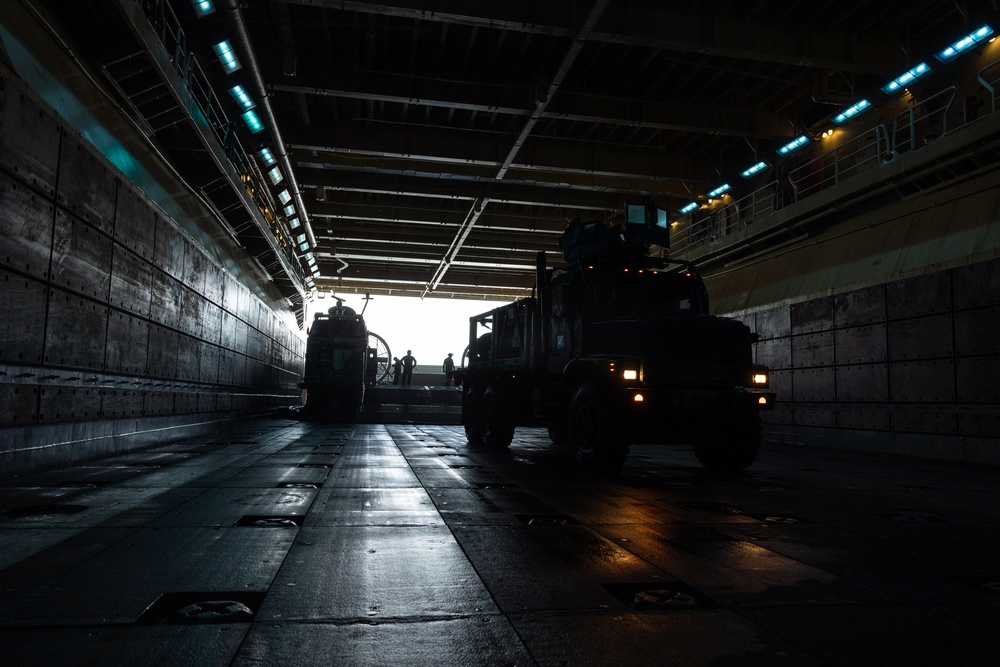 11th MEU Marines, Sailors Conduct Ship to Shore Movement