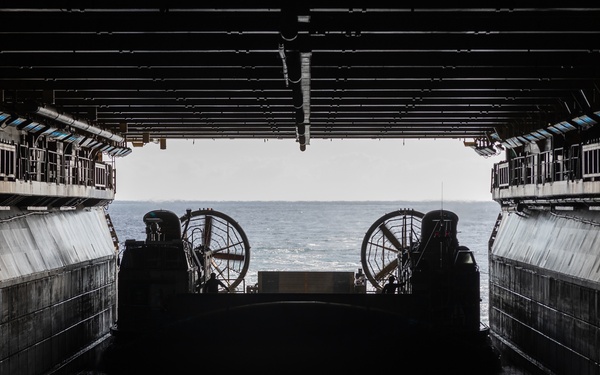 11th MEU Marines, Sailors Conduct Ship to Shore Movement