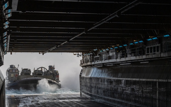 11th MEU Marines, Sailors Conduct Ship to Shore Movement